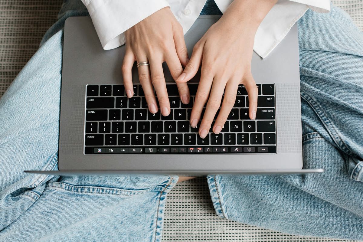 kvinna_skriver_pa_laptop_k.jpg